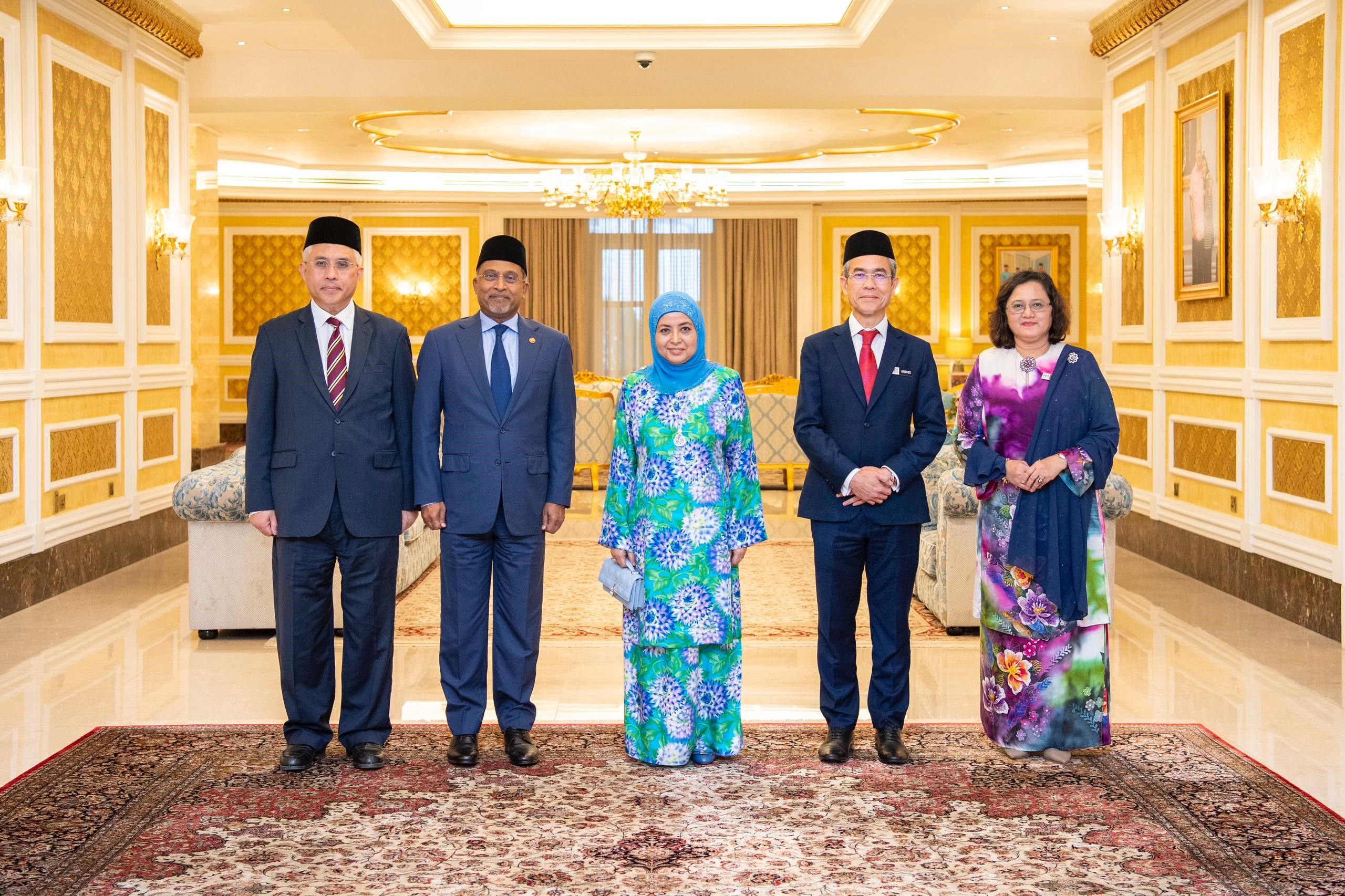 Raja Permaisuri Agong Terima Menghadap Menteri Pendidikan Tinggi