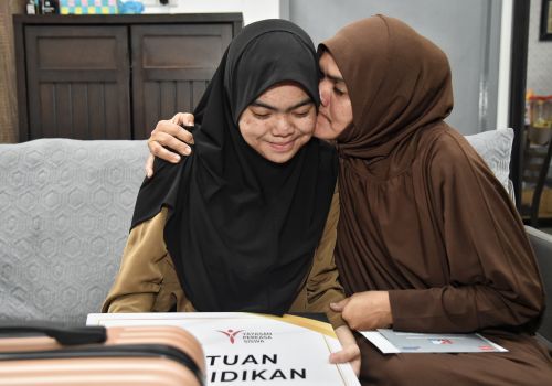 Air Mata Gembira Di Sepanggar: KPT Serah Surat Tawaran IPT Ke Pintu Rumah